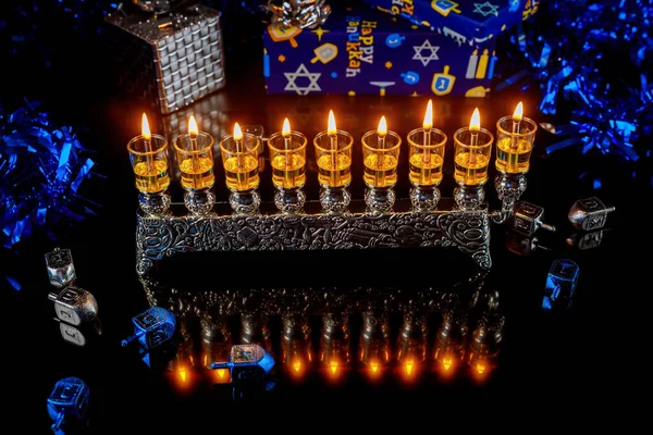 Chanukka Menora Mit Brennenden Ölkerzen Und Geschenkschachteln Jüdischer Feiertag — Stockfoto