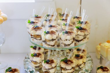 Puding, kek ve böğürtlenler pasta standında. Küçük bir tatlı..