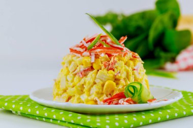 Yengeç çubuklu salata, salatalık, beyaz tabakta yumurta..