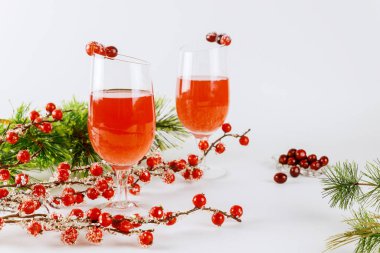 Beyaz arka planda taze yaban mersinli iki kızılcık kokteyli..