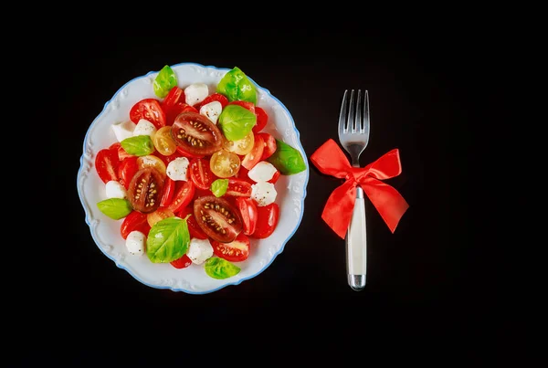 Salada Tomate Mussarela Fatiada Com Garfo Para Jantar Natal Prato — Fotografia de Stock