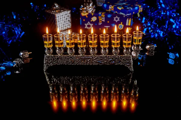 하누카 휴가를 기념하기 촛불을 메노라 — 스톡 사진