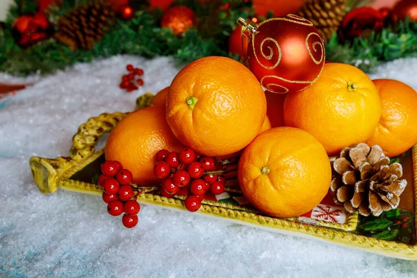 Symbol Für Weihnachten Oder Neujahr Orange Früchte Mit Ornament Nahaufnahme — Stockfoto