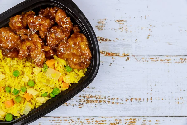 Primer Plano Pollo Teriyaki Salsa Agridulce Con Arroz Bandeja Plástico — Foto de Stock