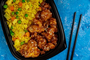 Sağlıklı karıştırılmış tavuk ve pilav ile sebze kızartması. Kapatın. Asya yemekleri.