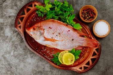 Baharatlı ve limonlu taze tilapia. Üst Manzara. Boşluğu kopyala.