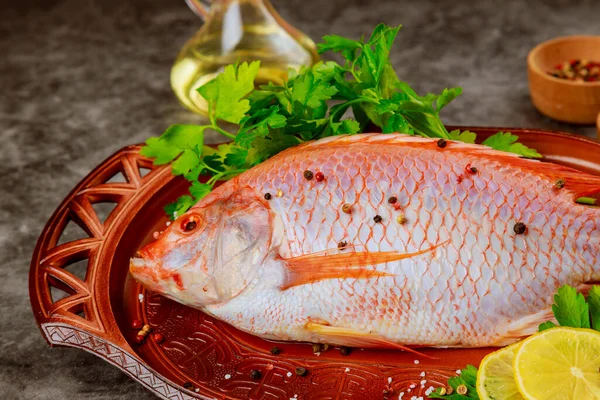Ikan Tilapia Merah Muda Dengan Herbal Dan Lemon Atas Nampan — Stok Foto
