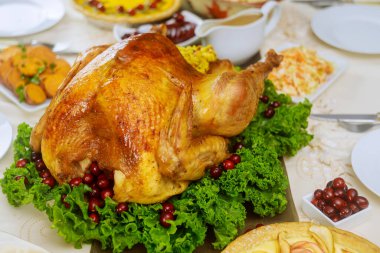 Noel yemeği için bütün hindiyi kızarttım. Tablo ayarı.