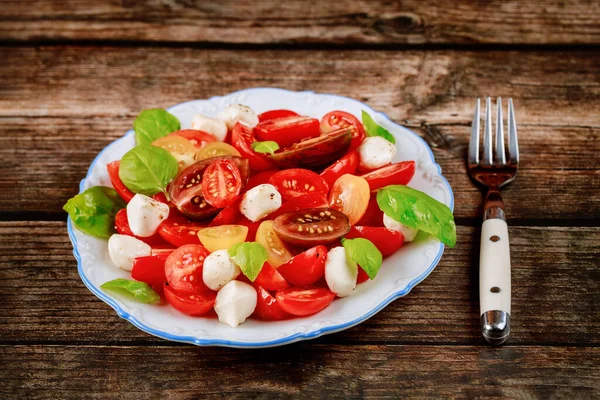 Tomate Cherry Con Queso Mozzarella Plato Blanco Con Tenedor Cerca — Foto de Stock