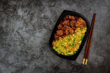 Tavuklu teriyaki, pilav ve yemek çubuğu. Yemek teslimatı.