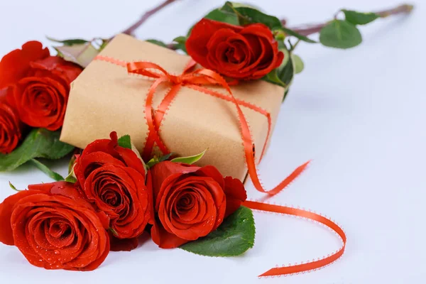 Κουτί Δώρου Κόκκινη Κορδέλα Και Όμορφα Κόκκινα Τριαντάφυλλα Ημέρα Του — Φωτογραφία Αρχείου