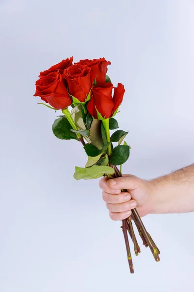 Uomo Possesso Bouquet Belle Rose Rosse Sfondo Bianco San Valentino — Foto Stock
