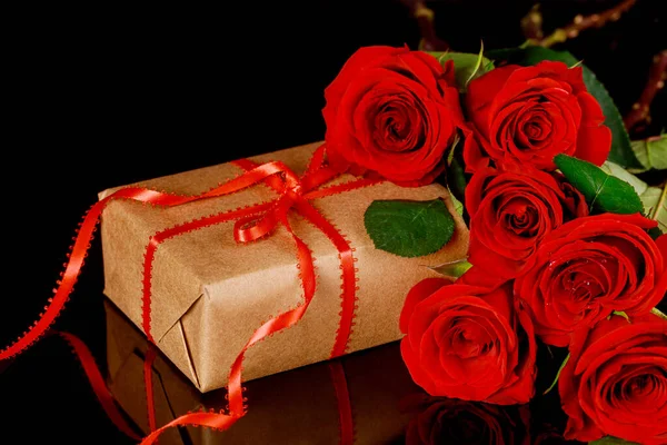 Caja Regalo Con Cinta Roja Hermosas Rosas Rojas Concepto San —  Fotos de Stock