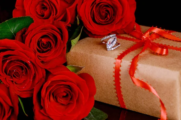 Δώρο Και Δαχτυλίδι Όμορφα Κόκκινα Τριαντάφυλλα Μαύρο Φόντο Ημέρα Του — Φωτογραφία Αρχείου