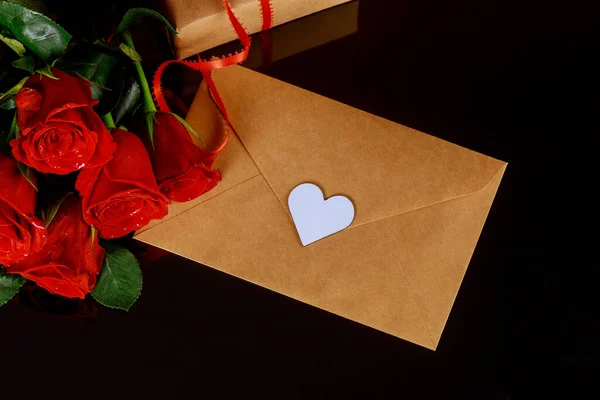 Rosas Rojas Con Tarjeta Felicitación Mesa Negra Concepto San Valentín —  Fotos de Stock