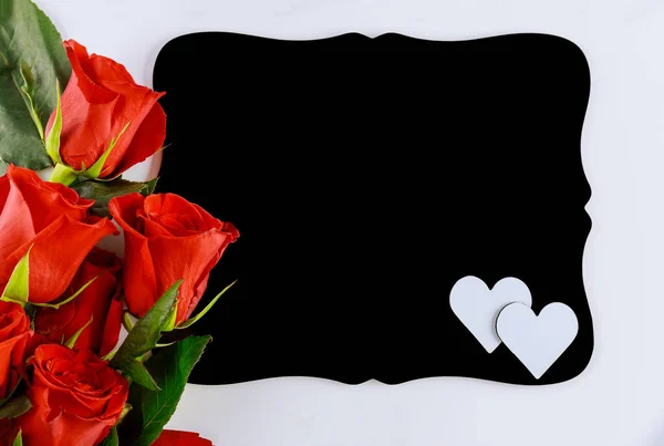 Bordo Nero Mockup Con Bouquet Belle Rose Rosse Isolate Sfondo — Foto Stock