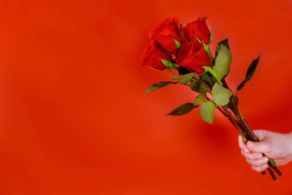 Uomo Possesso Bouquet Belle Rose Rosse Sfondo Rosso Concetto San — Foto Stock