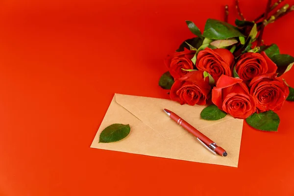 Red Roses Envelope Pen Red Background Valentines Day Concept — Stock Photo, Image