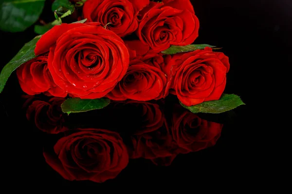 Bouquet Bellissime Rose Rosse Isolate Fondo Nero Con Riflesso Festa — Foto Stock