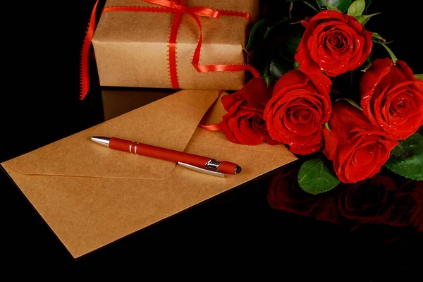 Envelope Pen Bouquet Red Roses Black Table Valentines Day Concept — Stock Photo, Image