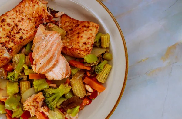 Delicioso Salmão Grelhado Com Asiáticos Legumes Fritos Prato Espaço Cópia — Fotografia de Stock