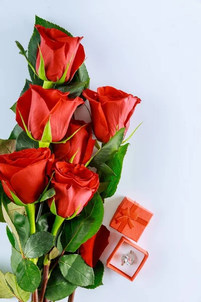 Anello Presente Scatola Rossa Bouquet Belle Rose Rosse Concetto Festa — Foto Stock