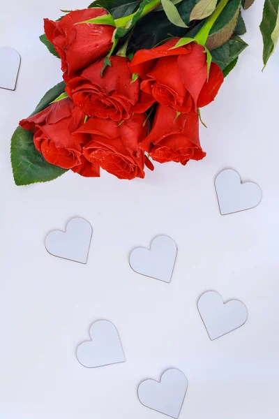 Ρομαντικό Μπουκέτο Από Όμορφα Κόκκινα Τριαντάφυλλα Και Σχήματα Καρδιά Απομονώνονται — Φωτογραφία Αρχείου