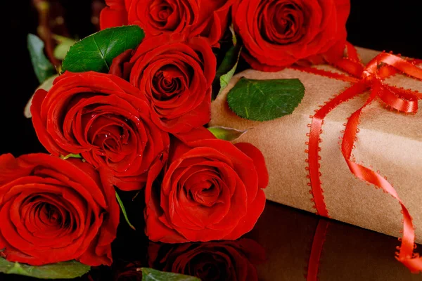 Κουτί Δώρου Κόκκινη Κορδέλα Και Μπουκέτο Όμορφα Κόκκινα Τριαντάφυλλα Έννοια — Φωτογραφία Αρχείου