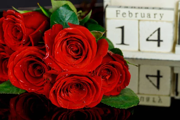 Bouquet Romantico Belle Rose Rosse Con Data Calendario Febbraio Concetto — Foto Stock