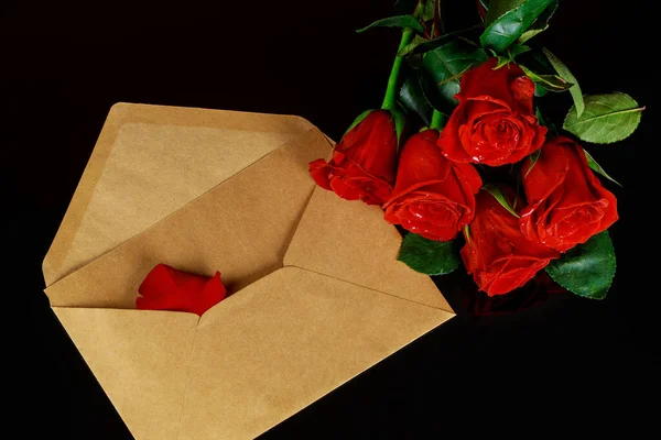 Umschlag Und Strauß Roter Rosen Auf Schwarzem Tisch Valentinstag Konzept — Stockfoto