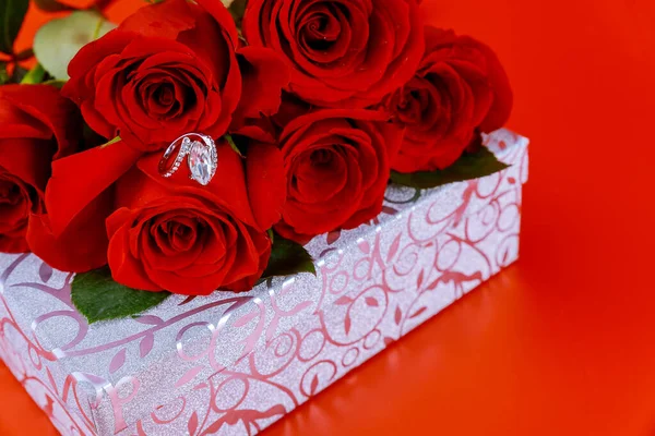 Sparkly Κουτί Δώρου Και Δαχτυλίδι Όμορφα Κόκκινα Τριαντάφυλλα Κόκκινο Φόντο — Φωτογραφία Αρχείου