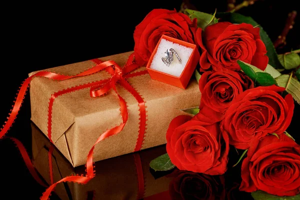 Ring Roter Schachtel Und Schöne Rote Rosen Auf Schwarzem Hintergrund — Stockfoto