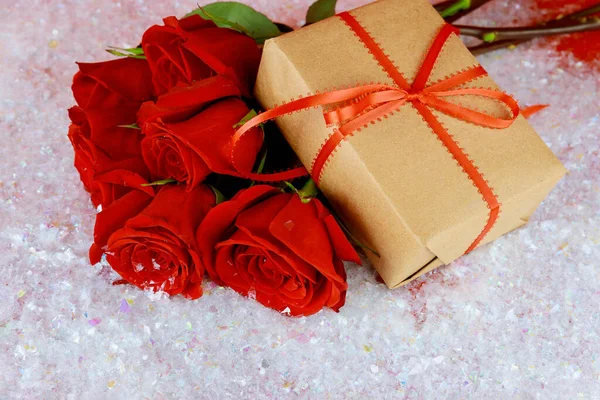 Regalo Con Nastro Rosso Bouquet Belle Rose Rosse Neve Scintillante — Foto Stock