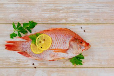 Baharatlı ve limonlu taze tilapia. Üst Manzara. Boşluğu kopyala.