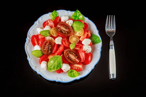 Tomate Cherry Con Queso Mozzarella Plato Blanco Con Tenedor Cerca — Foto de Stock