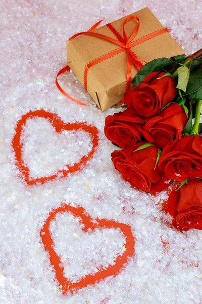 Forma Corazón Nieve Brillante Hermosas Rosas Rojas Con Caja Regalo —  Fotos de Stock