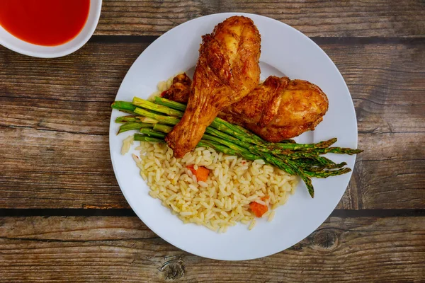 Palillo Pollo Picante Asado Con Ensalada Salsa Sobre Fondo Madera — Foto de Stock