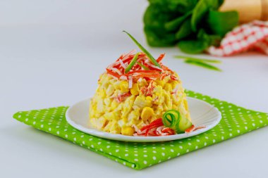 Mısır, salatalık ve yumurta ile lezzetli yengeç eti salatası. Kapat..