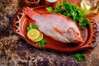Baharatlı ve limonlu taze tilapia. Üst görünüm.