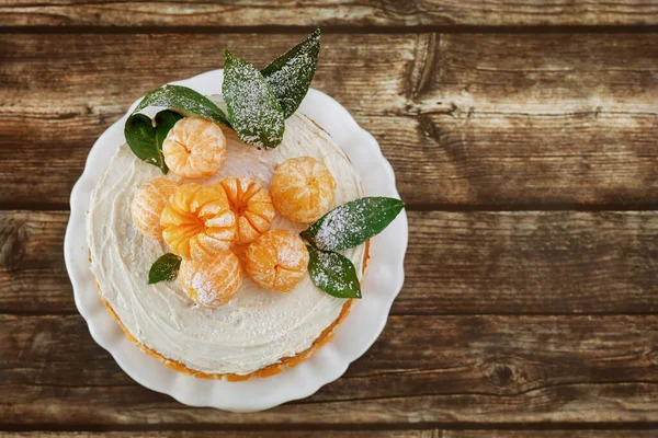 Vue Dessus Mandarines Gâteau Avec Des Feuilles Sur Fond Rustique — Photo