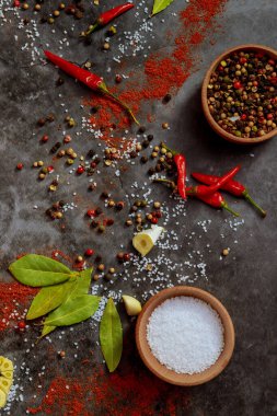 Karanlık arka planda kurutulmuş bitki ve baharat tozu. Üst görünüm.