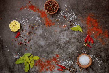 Esmer arka planda bitkiler ve baharatların bileşimi. Üst görünüm.