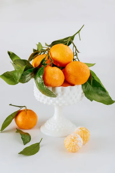 Ripe Florida Tangerines Πράσινα Φύλλα Λευκό Μπολ — Φωτογραφία Αρχείου