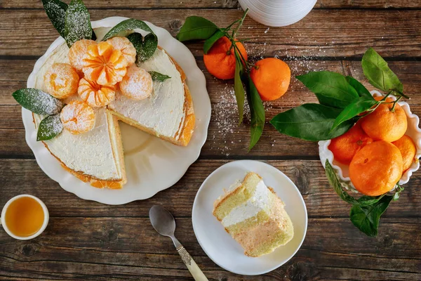 Pastel Esponja Mandarina Decorado Con Mandarinas Frescas Enteras — Foto de Stock