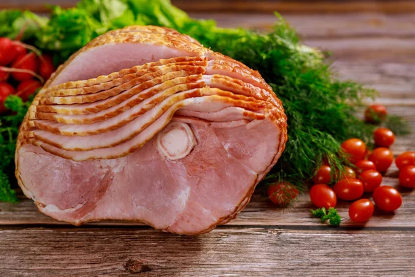 Spiral dilimlenmiş cevizli füme jambon ve taze bitki ve domates. Tatil yemeği..