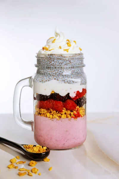 Chiapudding Met Verse Bessen Griekse Yoghurt Granola Keto Dieet — Stockfoto