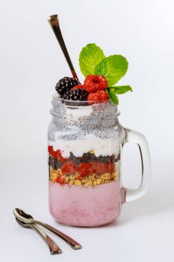 Chia tohumlu sağlıklı tatlı, Yunan yoğurdu ve cam kavanozda taze böğürtlen..