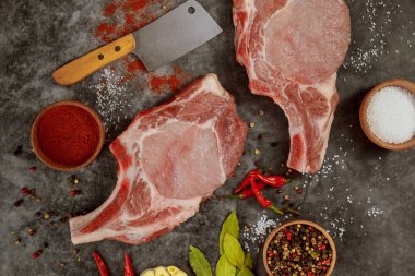 Pirzola, satır ve baharatlı domuz eti. Üst görünüm.