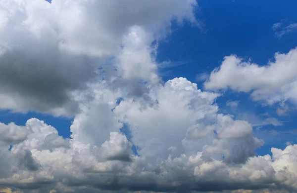 Awan Hujan Dan Berbulu Putih Langit Biru Latar Belakang Alam — Stok Foto