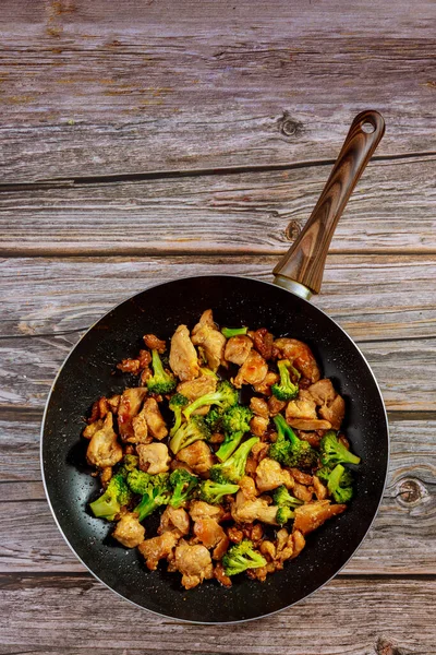 Mexer Fritar Com Frango Brócolis Wok Comida Chinesa Espaço Cópia — Fotografia de Stock